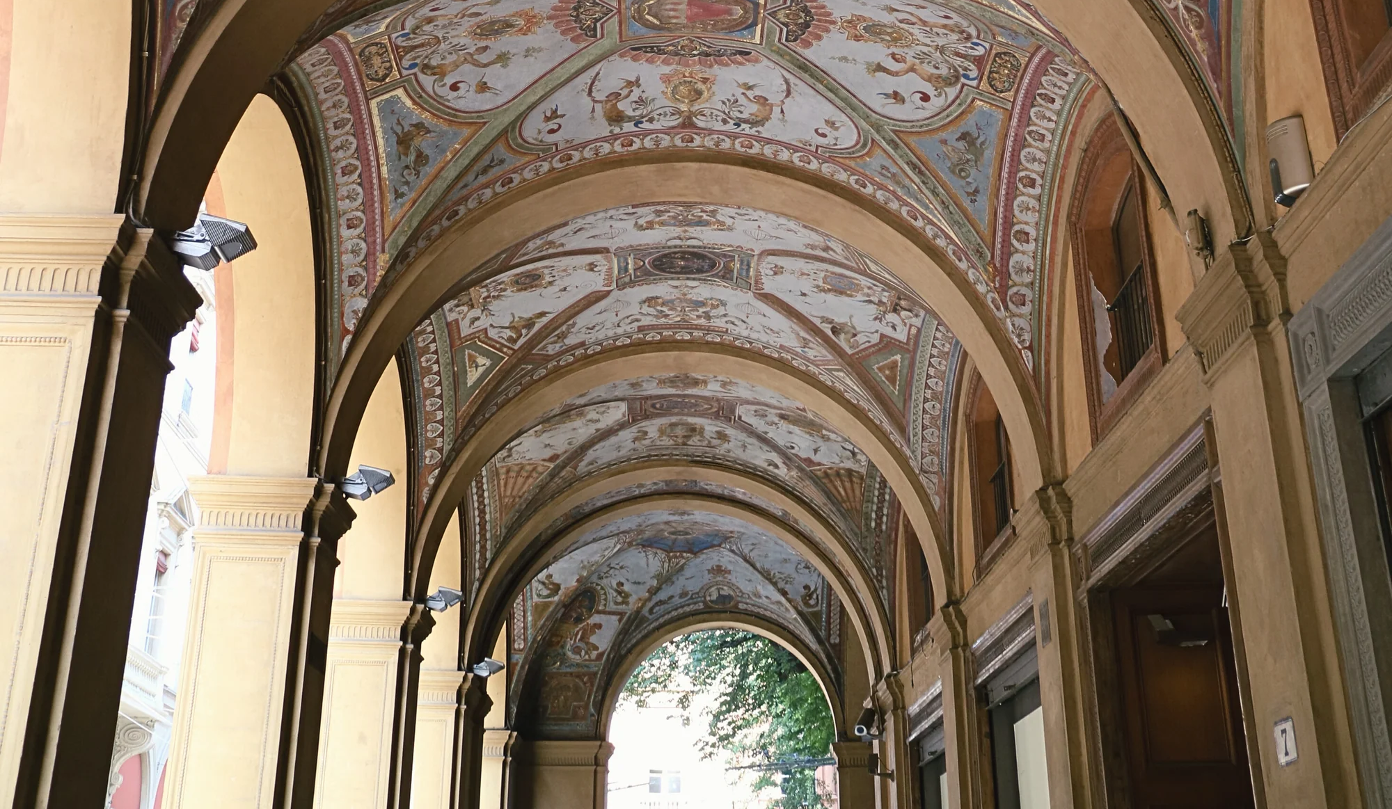 Portico affreschi Bologna