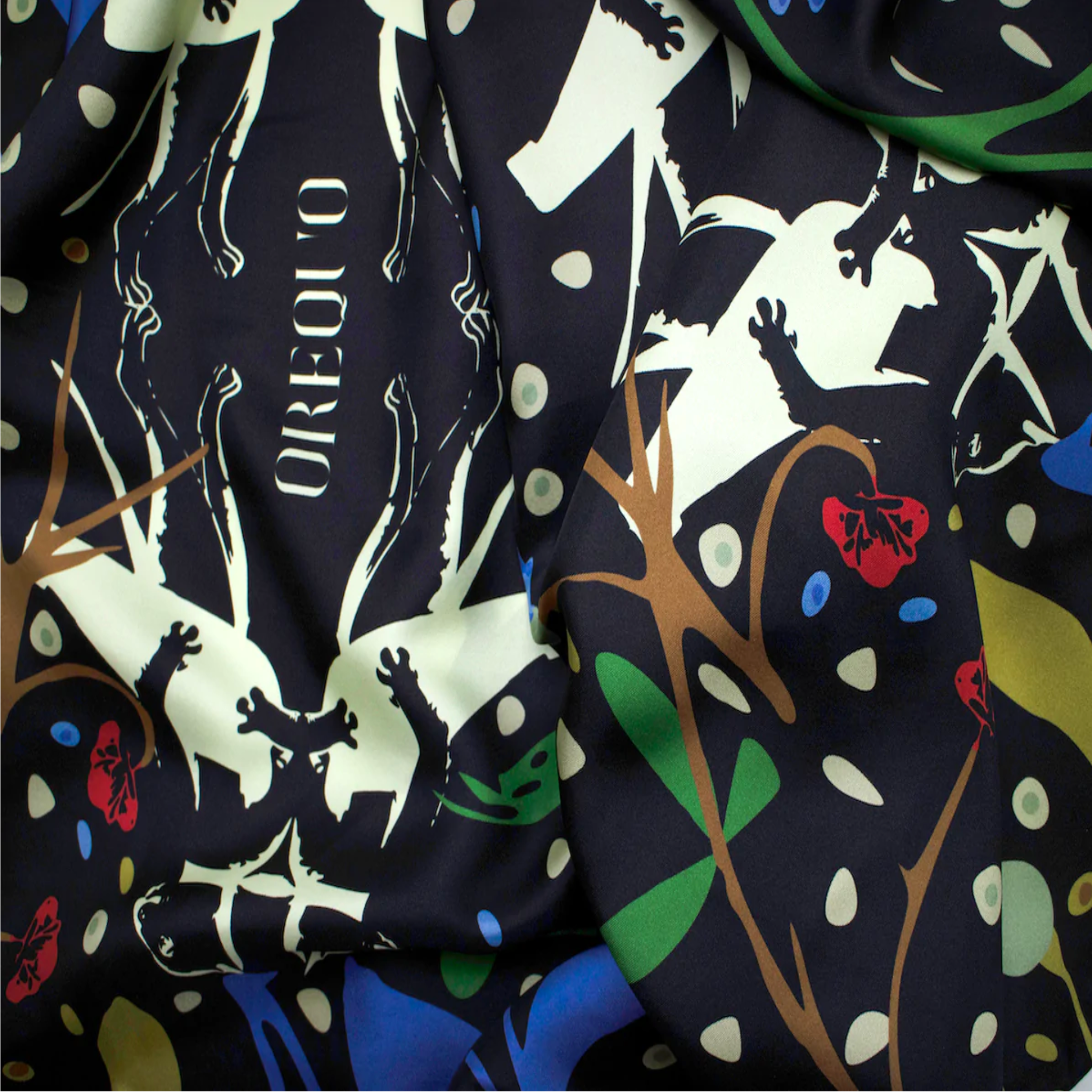 Scialle in seta stampata Liuto colore nero e motivo floreale OREQUO dettaglio